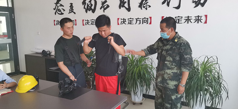 五、（二）“技术党课”融入“三会一课”--消防队长为党员示范空气呼吸机使用方法.jpg