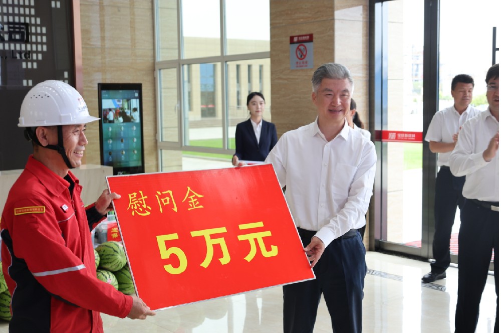 自治区党委副书记庄严一行深入rb88热博走访慰问一线职工